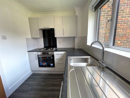 2 Bedroom Flat / Apartment - Saddleback Way, Fleet - Photo 4