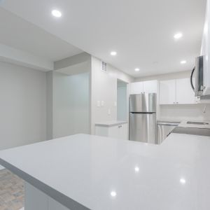 Newly renovated 1 bedroom suites steps from Square One! - Photo 2