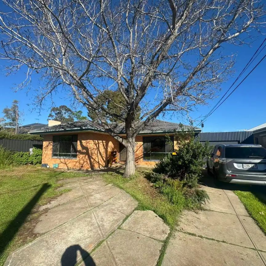 “Spacious & Well-Maintained Family Home in a Prime Location” - Photo 1