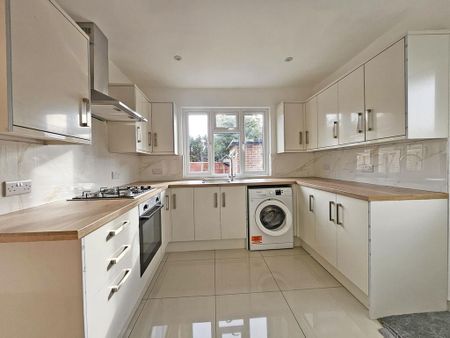 3 bedroom end of terrace house to rent - Photo 2