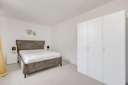 2 bedroom flat in London - Photo 2