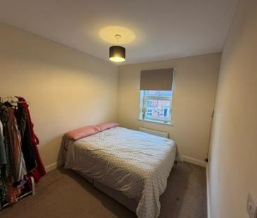 3 bedroom Semi-detached house To Let - Photo 3