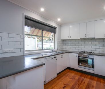 Beautiful Renovated Three Bedroom Home - Photo 4