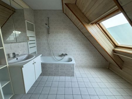 Instapklaar appartement met garagebox nabij centrum Genk - Foto 4