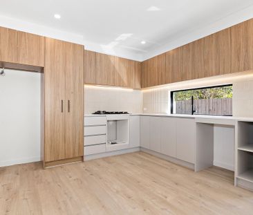 Luxurious Family Living in the Heart of Frankston - Photo 3