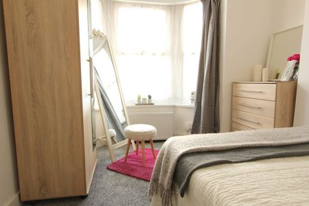 6 Bed Terraced House, St. Edwards Road, RG6 - Photo 5