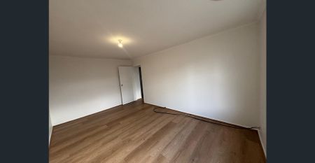 Freshly renovated with new floors, curtains and fully painted! - Photo 4