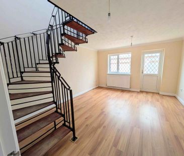 2 bedroom mews to rent - Photo 4