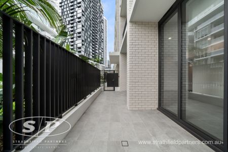 Rare opportunity!!!! Brand New 2 level apartment with private backyard - Photo 4