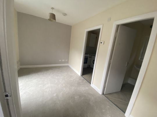 LUXURY STUDIO BEDSIT - Photo 1