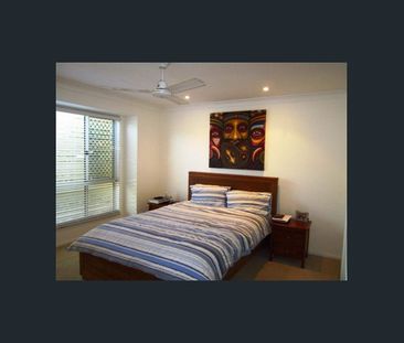 Spacious 5-Bedroom Home with Multiple Living Areas in a Quiet Alban... - Photo 1