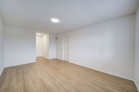 For Lease - 584 Reeves Way Boulevard, Whitchurch-Stouffville, Ontario - Photo 2
