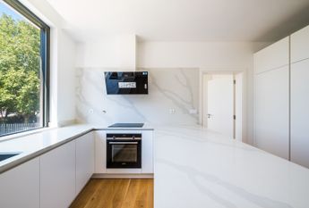 Moradia T6 de arquitetura moderna inserida no Golfe de Oeiras