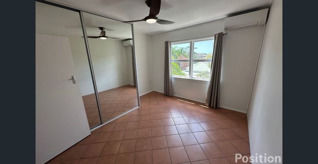 Spacious Top-Floor Unit With Aircon in Prime New Farm Location – Water Included! - Photo 1