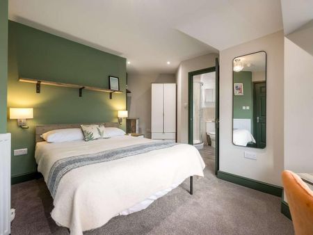 1 bedroom in a house share to rent - Photo 2