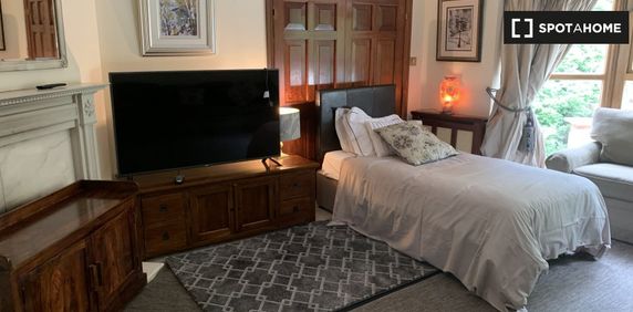 Room in shared 4-bed apt for rent in Rathmichael, Dublin - Photo 2