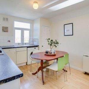 1 bedroom in a flat share to rent - Photo 2