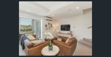 BOUTIQUE APARTMENT LIVING AT ITS BEST - Photo 3