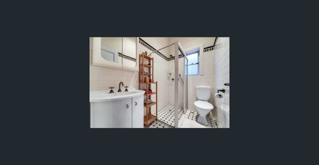 Fantastic location & rare offering - Photo 1