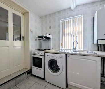 3 bedroom flat to rent - Photo 5