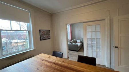 Grand logement de 3 chambres, offert en location semi-meublée ! - Photo 4