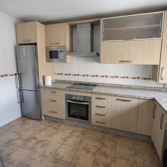 Alquiler de piso en Calle Tejares - Photo 1