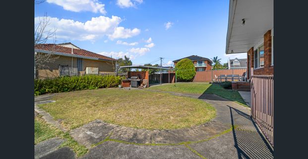 Three bedroom family home - Photo 1