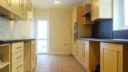 3 bedroom terraced house to rent - Photo 3
