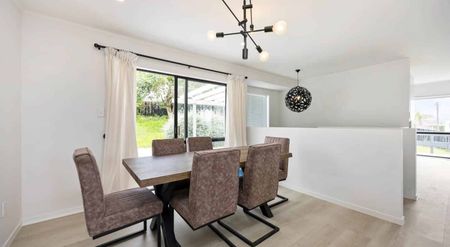 Spacious Six-Bedroom Family Home with Views - Photo 3