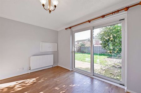 A newly decorated detached family property offering a spacious and versatile layout. - Photo 2