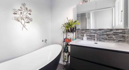 Three bedrooms in West End - Photo 3