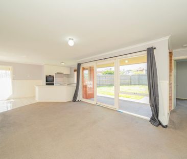 Welcome home to 5 Gum Court, Cranbourne North - Photo 2