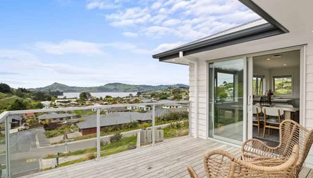 A modern home with a harbour view! - Photo 4