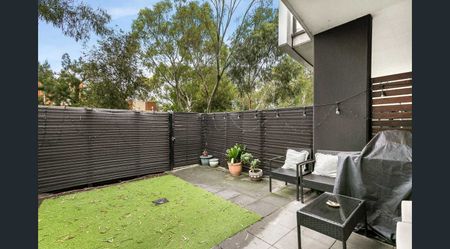 Modern One-Bedroom Apartment with Private Backyard - Photo 5