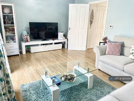 3 bedroom semi-detached house to rent - Photo 3