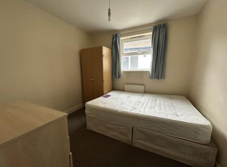 3 bedroom flat to rent - Photo 4