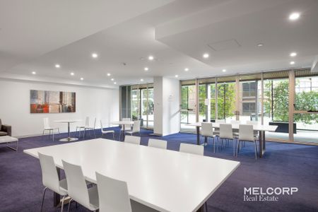 FURNISHED 2-BED IN THE HEART OF MELBOURNE - Photo 2