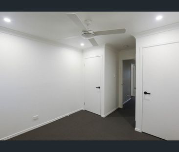 Stylish and Spacious – Renovated Townhouse for Lease - Photo 2