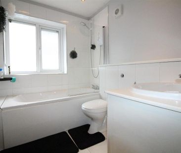 3 bedroom detached house to rent - Photo 4