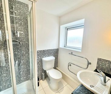 1 bedroom in a flat share to rent - Photo 3