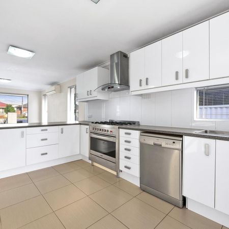 STUNNING 5 BEDROOM HOME - Photo 5