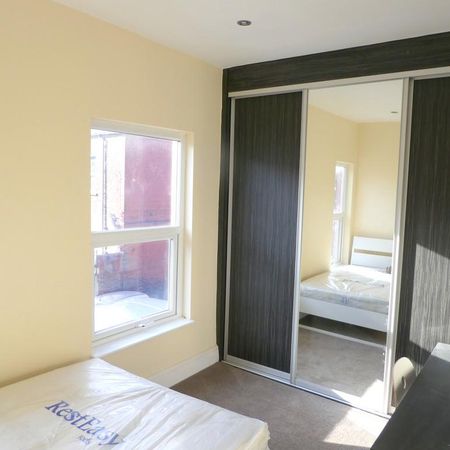 5 bedroom end of terrace house to rent - Photo 3