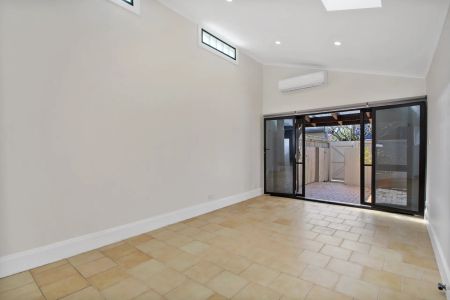 Location & lifestyle - Photo 5