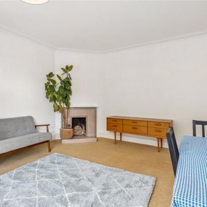 2 bedroom flat in Chiswick - Photo 2