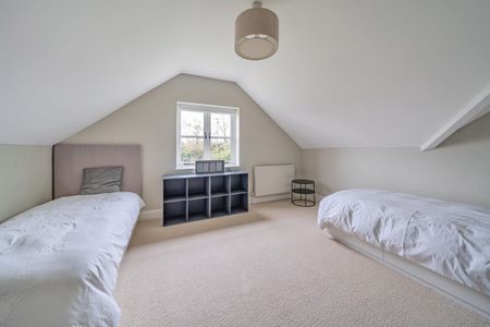 This detached home is set behind electric gates and dates back to around 1840. - Photo 5