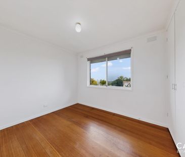 Spacious Family Living on a Generous Block - Photo 4