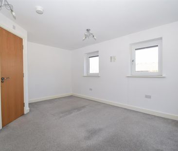 Finchdale Close, Wakefield - Photo 1