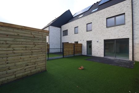 BEN-woning met 5 slaapkamers, 2 badkamers, terras met tuin, tuinberging en autostaanplaats. - Photo 4