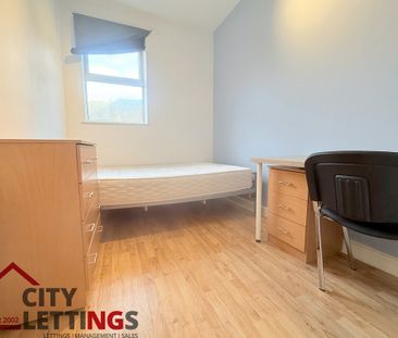 8 Bedroom Mid Terraced House - Photo 4