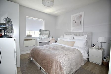 2 Bedroom Flat - Purpose Built To Let - Photo 5